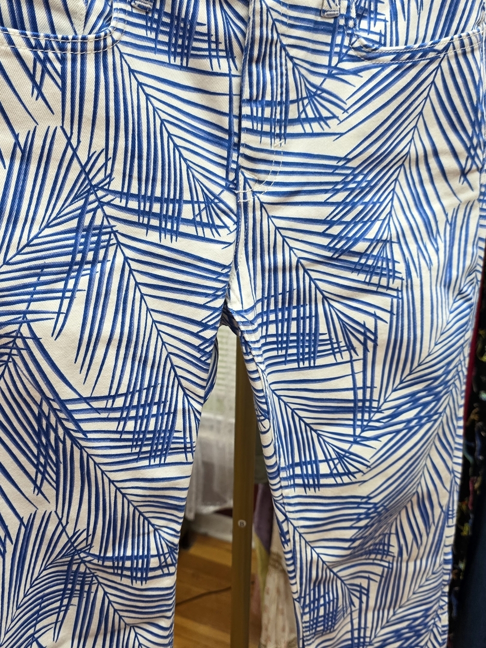 Vineyard Vines Blue White Palm-Leaf Straight Leg Raw Hem Pants Sz 26 - Picture 4 of 7